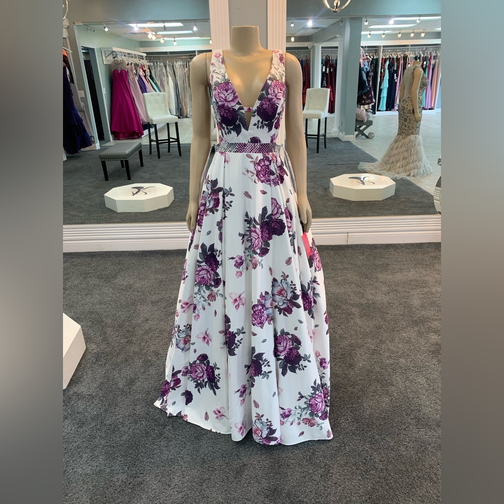Size 8. White And Purple Color. Flower Design. Keyhole Cutouts. Pockets
